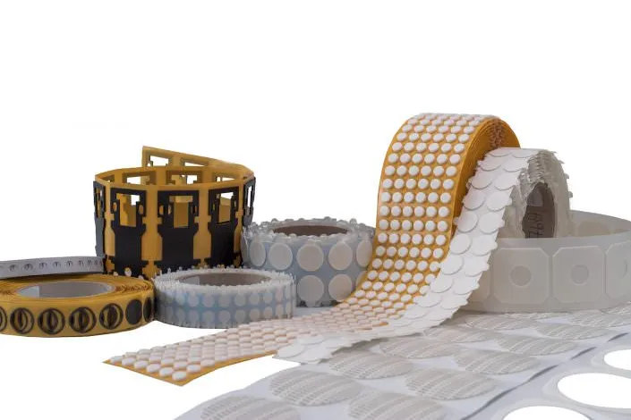 Formstanzteile nach Maß – Stanzteile aus PE-Schaum, PU und Klebstoffträgern auf Rolle