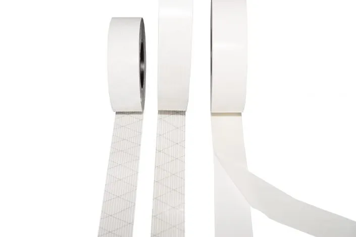 Doppelseitiges Gewebeband auf Rolle mit Rauten-Liner, handreißbar, für Bodenverlegung und Messebau