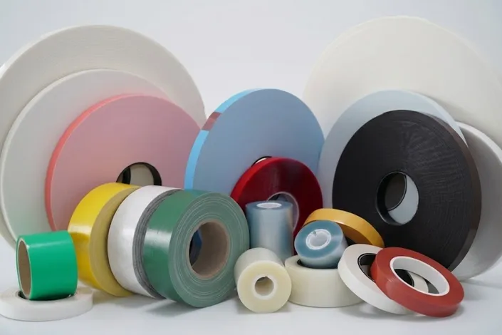 Klebebänder Sortiment, technische Klebebänder auf Rolle in verschiedenen Typen